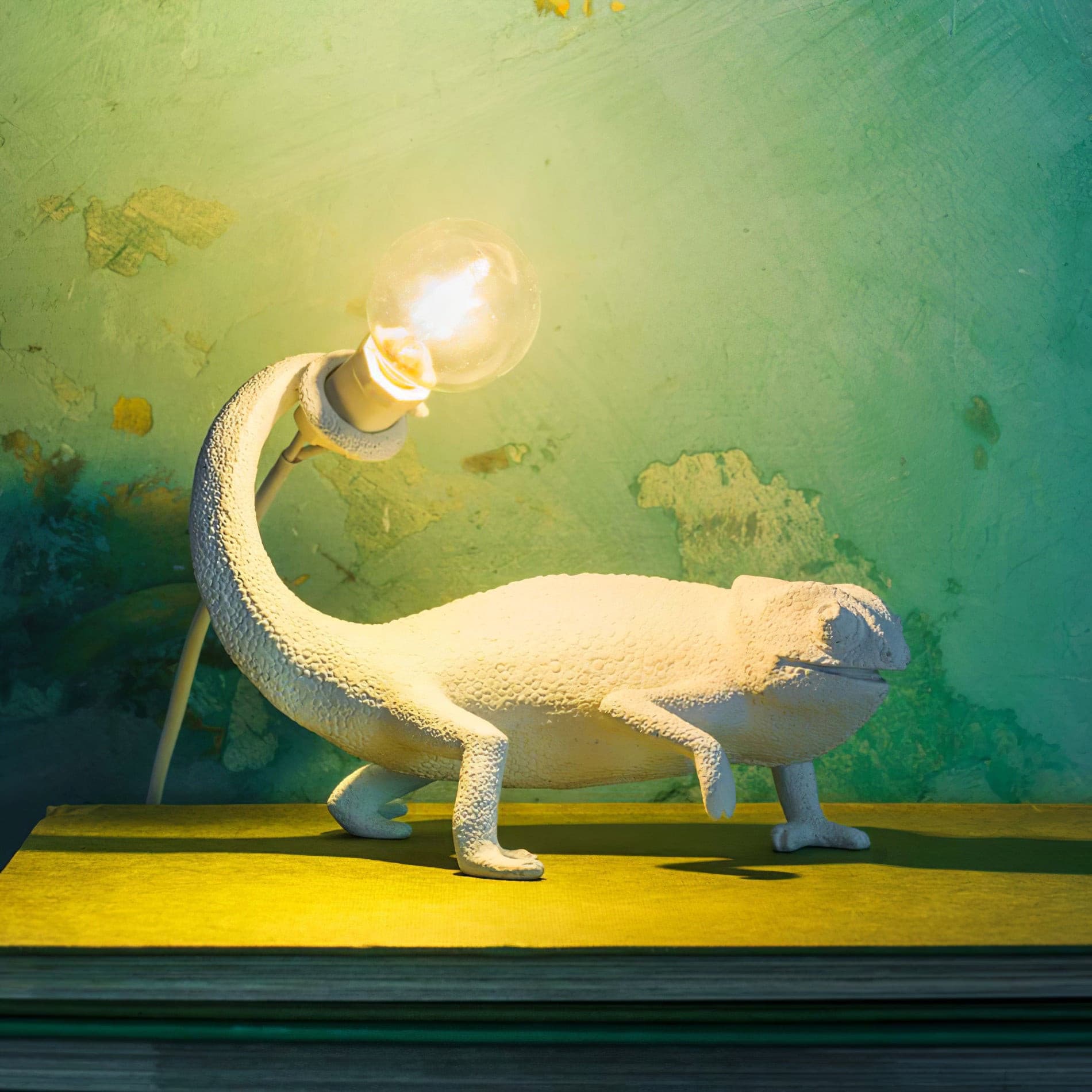 Mosrugs | CamouGlow – Resin Table Lamp with Charming Chameleon Detail