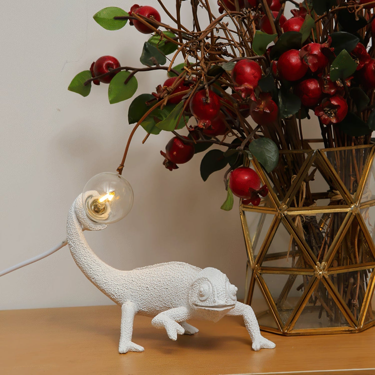 Mosrugs | CamouGlow – Resin Table Lamp with Charming Chameleon Detail