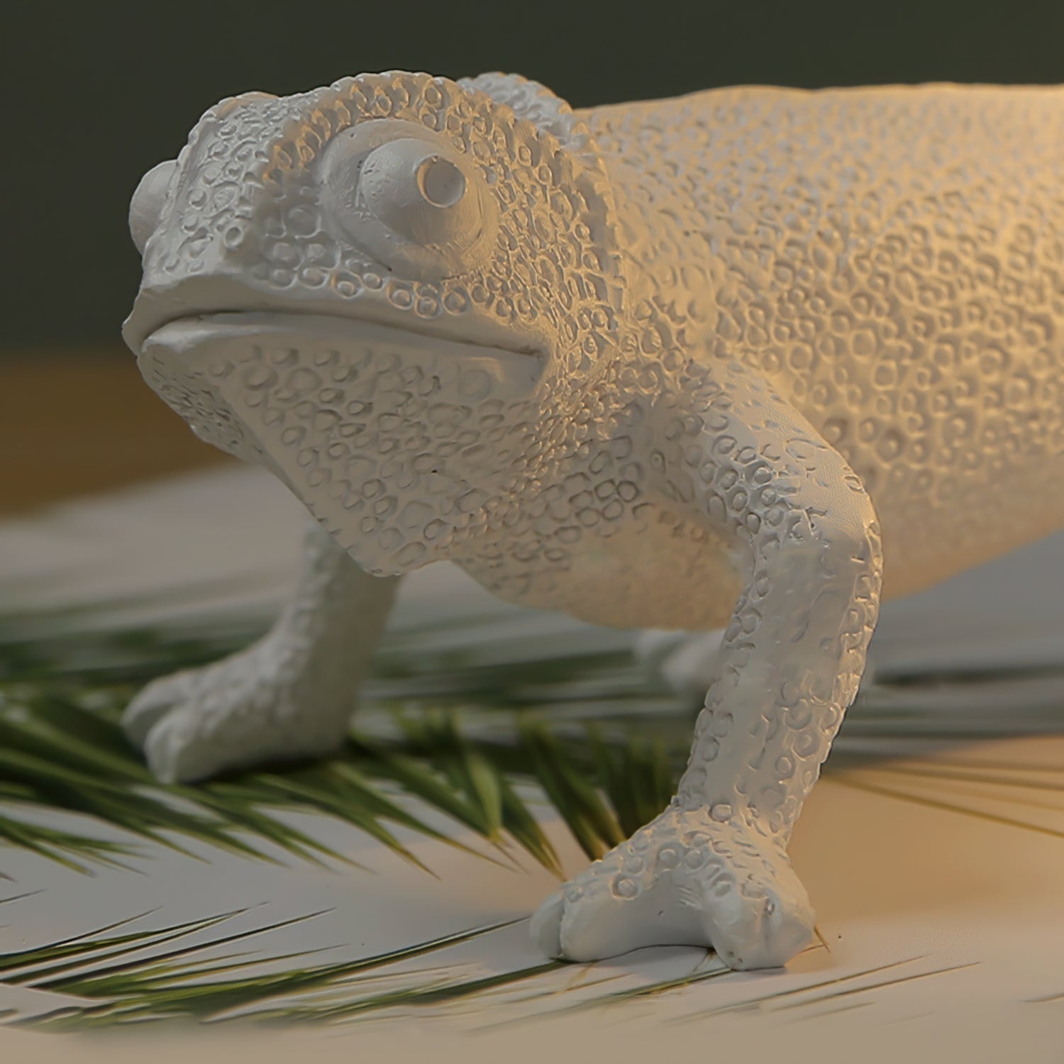 Mosrugs | CamouGlow – Resin Table Lamp with Charming Chameleon Detail