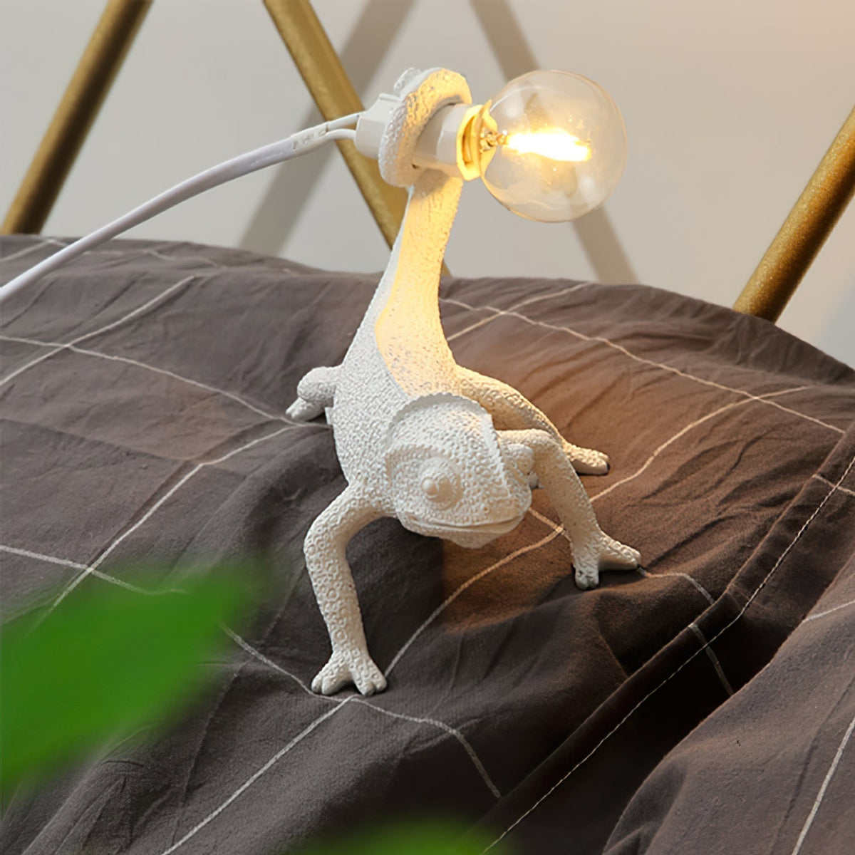 Mosrugs | CamouGlow – Resin Table Lamp with Charming Chameleon Detail