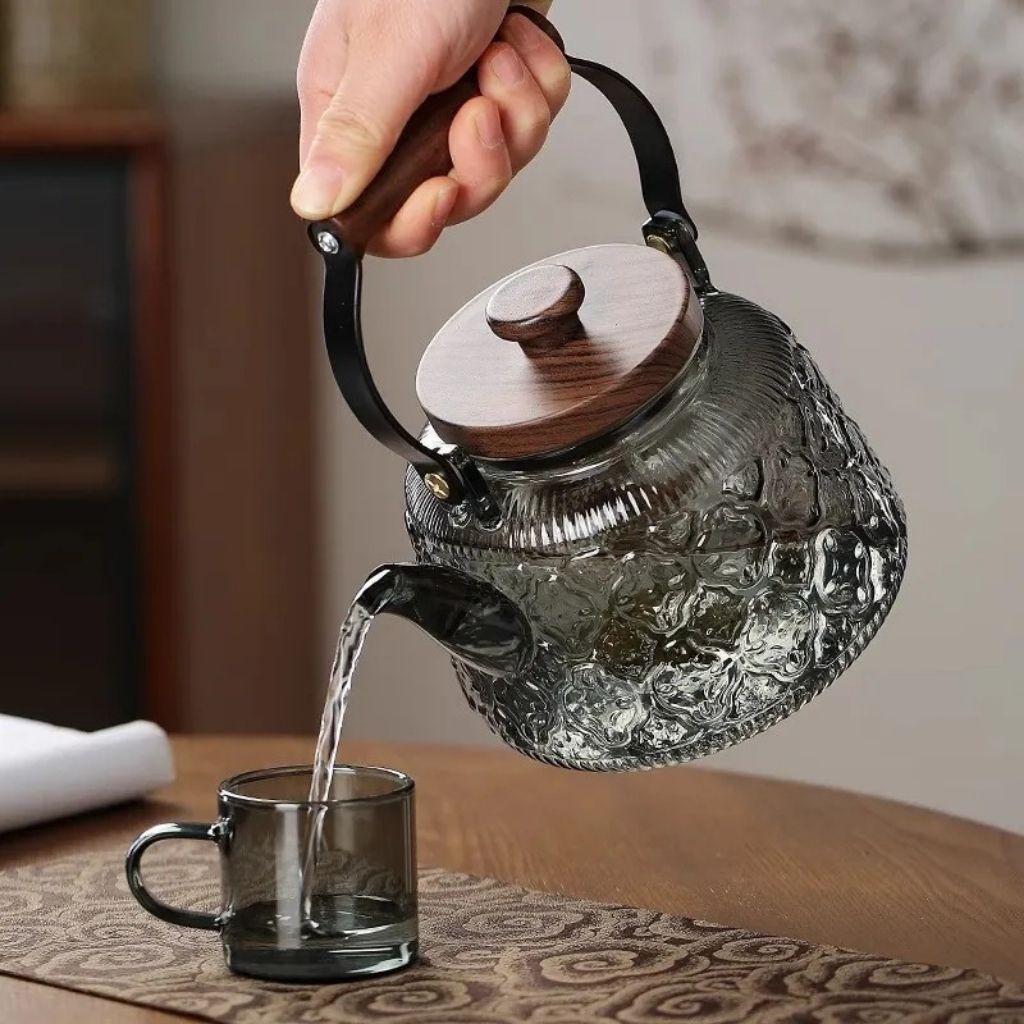 Mosrugs | Zoie Glass Teapot with Infuser – Heat-Resistant 1000ml Borosilicate Kettle with Wooden Handle