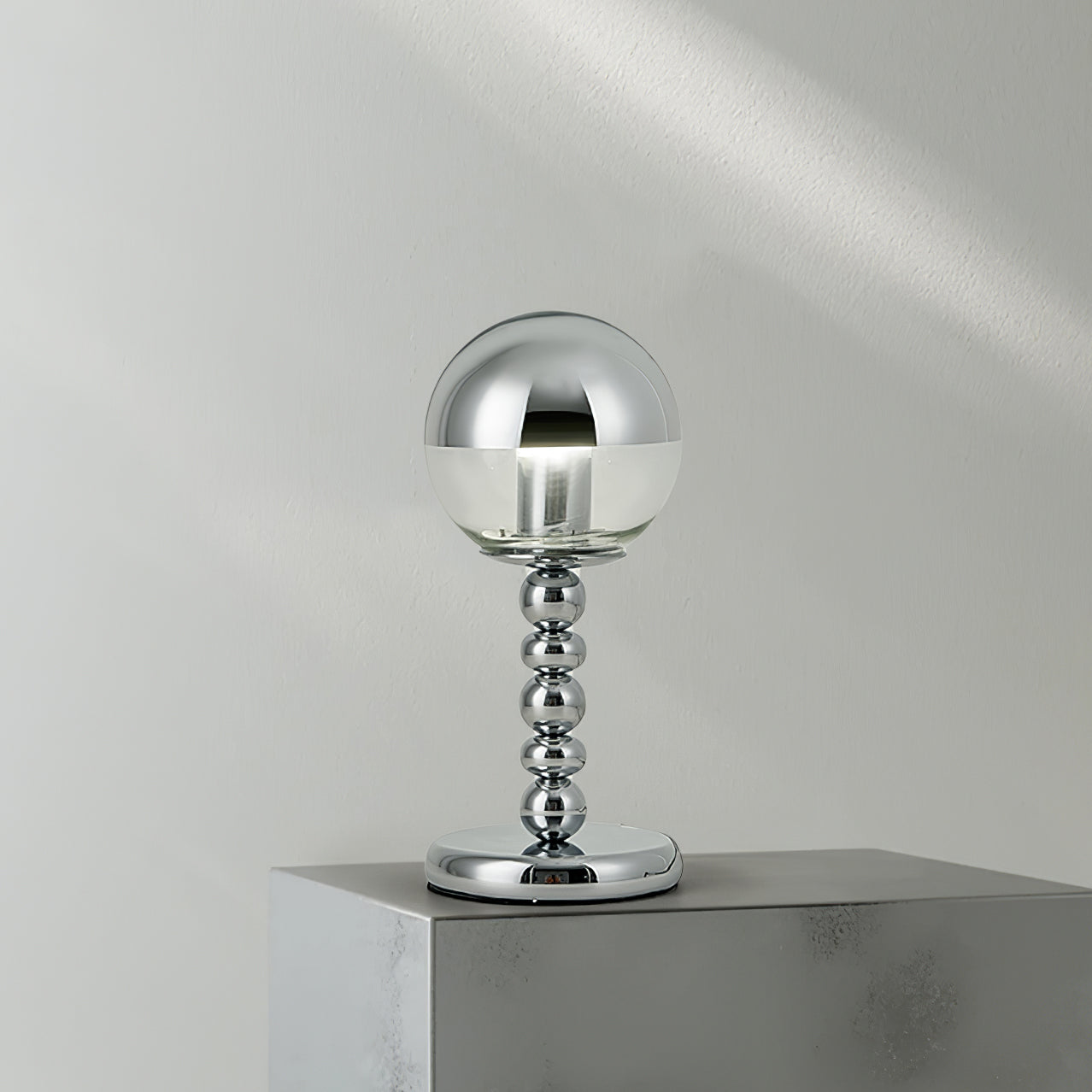 Mosrugs | MirrorGlow – Minimalist Chrome Table Lamp