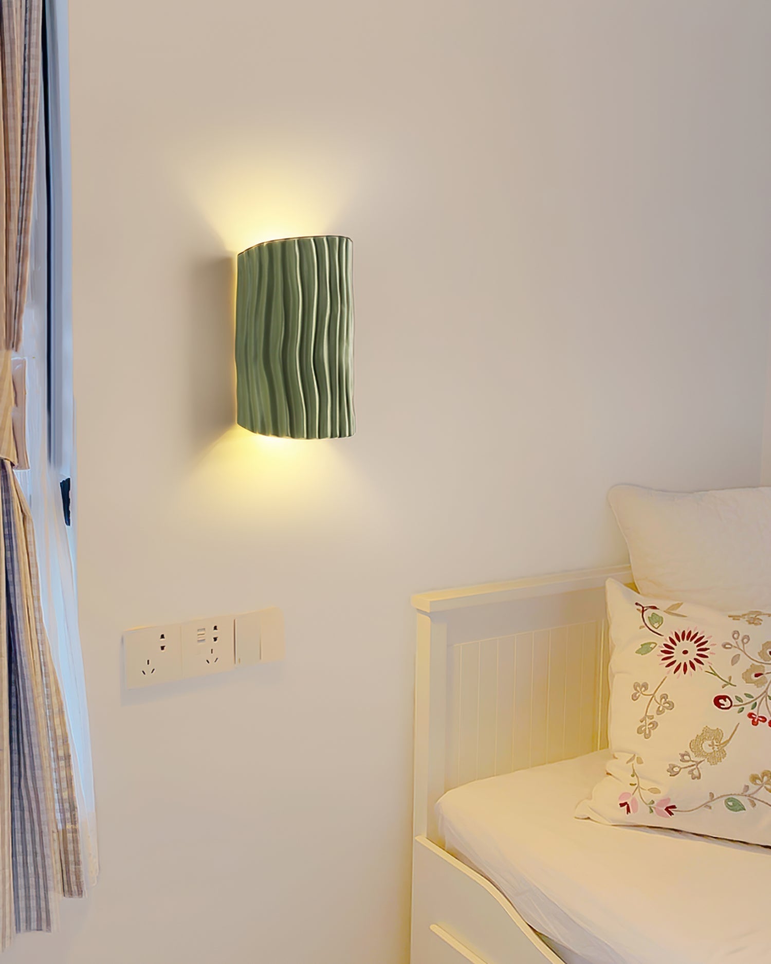 Mosrugs | NordicLuxe – Resin Wall Light with Warm and Inviting Glow